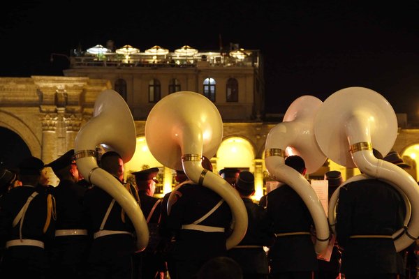 Quelles sont les bandes dessinées incontournables pour les amateurs de super-héros ?