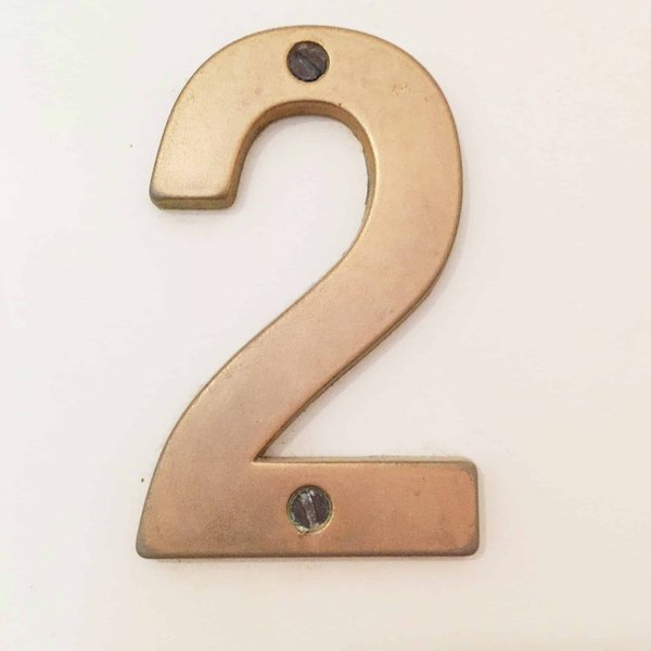 Quels avantages offre l'utilisation de chiffres inox pour une signalétique professionnelle ou résidentielle?