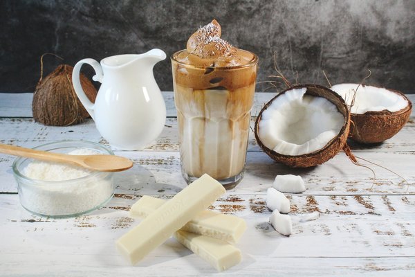 Le lait de coco : ses bienfaits insoupçonnés, recettes savoureuses et astuces de fabrication maison